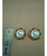 VINTAGE CLIP EARRINGS GOLD TONE UNDULATING BUTTON W/ LGE PEARL - £15.72 GBP