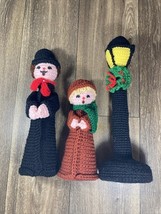 Handmade Crocheted Christmas Holiday Carolers w Lamppost - $460.20 MXN