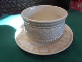 Vernon Ware By Metlox Antique White &quot;Grapes&quot; Gravy Boat Attached Underplate - £8.49 GBP