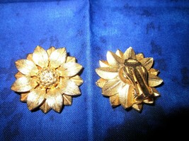 Vintage SARAH COVENTRY lovely Daisy gold color Clip on earrings - £11.88 GBP