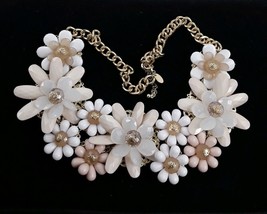 Charming Charlie Beaded Ivory White Floral Gold Tone Statement Necklace Euc - £15.59 GBP