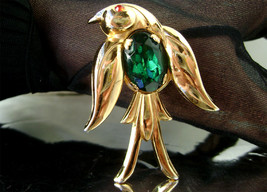 Vintage Coro Pegasus Jelly Belly Bird Brooch Emerald Green Rhinestone Gold Plate - £22.73 GBP