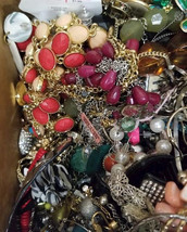 20lbs >500x Bulk Vintage to Now Costume Wearable Women Jewelry Grab Bag Necklace - $180.00