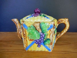 Adorable ceramic porcelain vineyard grapes yellow &amp; purple teapot made in Japan - £24.05 GBP