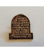 Boothill Tombstone Arizona Souvenir Lapel Hat Pin &quot;Here Lies Lester Moore&quot; - €17,03 EUR