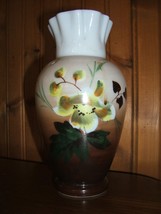 VINTAGE HAND PAINTED RUFFLE TOP ART GLASS SMALL FLORAL VASE - £10.68 GBP