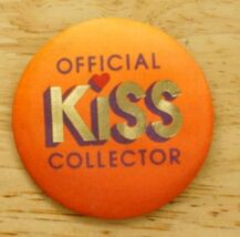 Vintage Pinback Button 1981 Hallmark Holiday Official Kiss Collector Val... - $10.88
