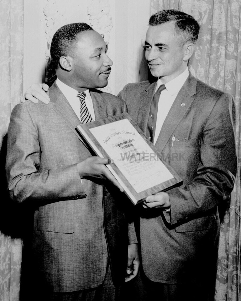 MARTIN LUTHER KING JR. SOCIAL JUSTICE AWARD 8X10 PUBLICITY PHOTO - $8.90