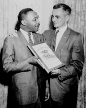 MARTIN LUTHER KING JR. SOCIAL JUSTICE AWARD 8X10 PUBLICITY PHOTO - $8.90