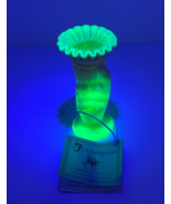 Fenton Burmese Satin Uranium Glass Hand Torch Bud Vase - $1,783.88 MXN