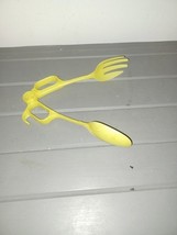 Tupperware Salad Serving Tongs #113 &amp; #114 Yellow 9½&quot; Kitchen Utensil - $164.96 MXN