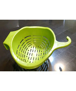 Vtg Avocado Green Lg Plastic Hanging Colander / Strainer Kitchen-Made in... - $399.91 MXN
