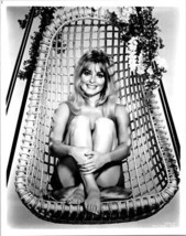 Sharon Tate vintage 8x10 photograph smiling seated in 1960&#39;s hanging chair - £7.46 GBP