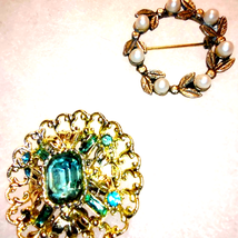 Lot of 2 beautiful vintage brooches one with pearls and one with rhinest... - $26.73