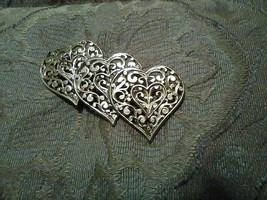 VINTAGE GOLDEN PIN BROOCH PAIR OF OVERLAPPING 3 FILIGREE HEARTS - £15.84 GBP