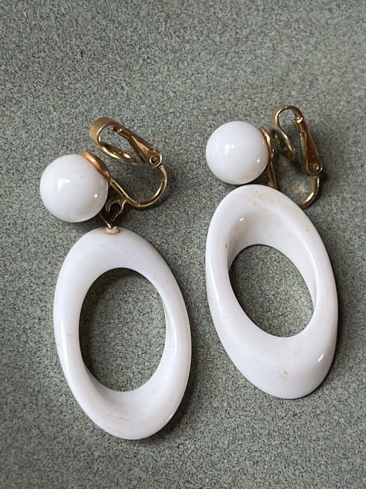Primary image for Vintage Trifari Signed White Bead & Slanted Open Oval Plastic Clip Earrings – ma