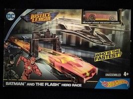 DC Justice League Hot Wheels Batman &amp; The Flash Hero Race, Flash Vehicle &amp; Batje - £70.10 GBP