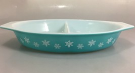 Pyrex Snowflake 1.5 Qt White on Turquoise Divided Serving Dish 27 Made in USA - £27.02 GBP