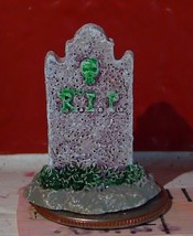 Lemax Skull RIP Miniature Tombstone Halloween Spooky Town Headstone - $4.90