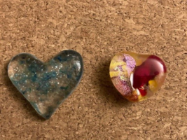 Pair of Vintage Art Glass Heart Decorative Paperweights. - $135.13 MXN