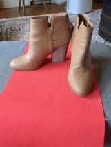 Tommy Hilfiger Booties &quot;Lyra&quot; Block Heel Natural Tan 8.5 MSRP $99. twLYRA2 LNC - £22.38 GBP