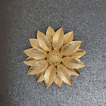 Vintage Sarah Coventry 1964 SATIN PETALS Brushed Gold Tone Flower Brooch Signed - £15.23 GBP