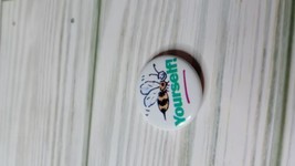 Vintage American Girl Grin Pin Bee Yourself Pleasant Company - $3.95