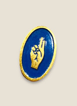Vintage Brownie Girl Scout Pin Badge Blue Gold Oval Salute Sign Fingers - £9.64 GBP