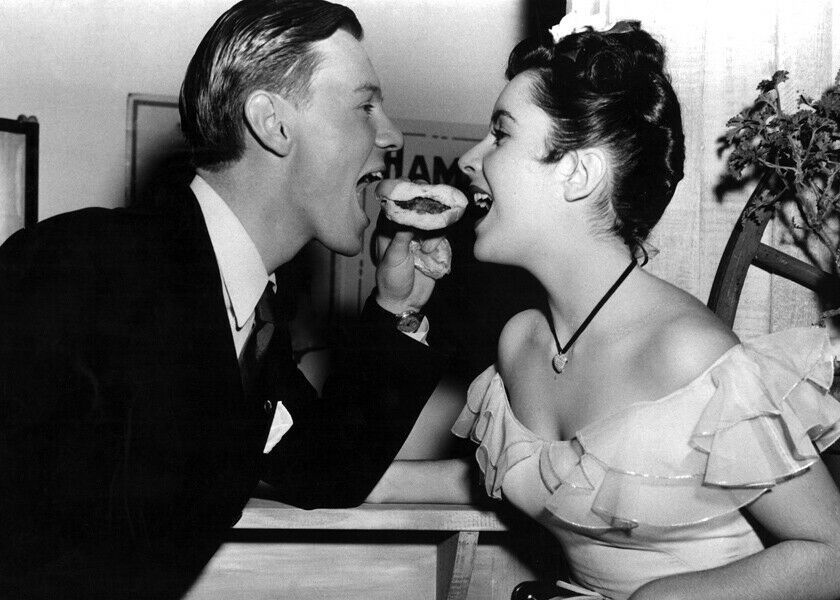 Elizabeth Taylor Jimmy Lydon eat burger on set Cynthia 1947 movie 5x7 photo - $5.75