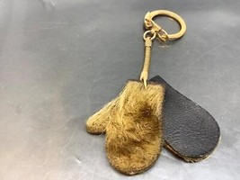 Vintage Souvenir Keyring Fur Mittens Keychain Canada Porte-Clés Mitaines De Poil - £11.78 GBP