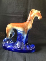 Ancien Staffordshire Chasse Chien Lévrier Cape Figurine, Tenant Lapin - $175.00
