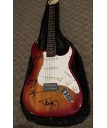 MOTLEY CRUE signed AUTOGRAPHED full size GUITAR  - $18,631.78 MXN