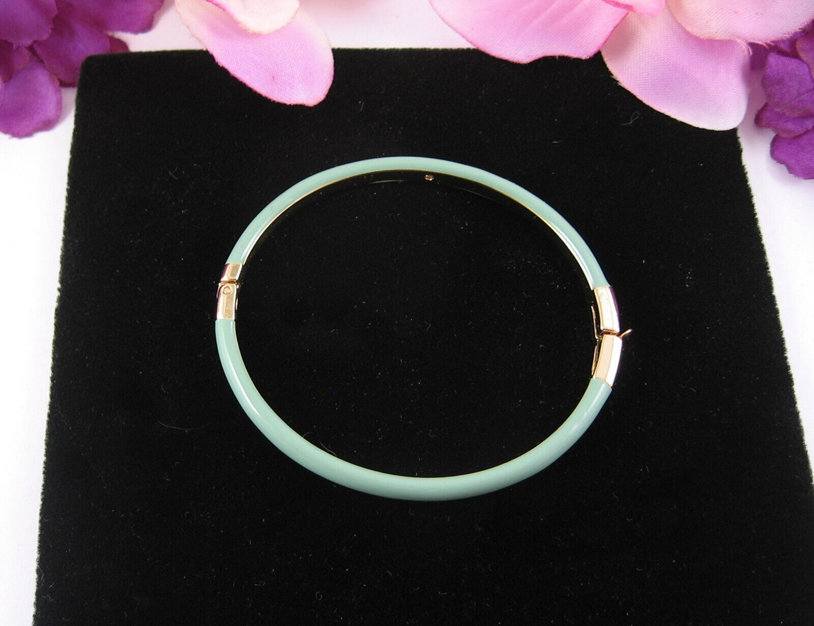 SEA FOAM GREEN ENAMEL Vintage Clamper BRACELET Bangle Goldtone Clasp Hin... - $15.83