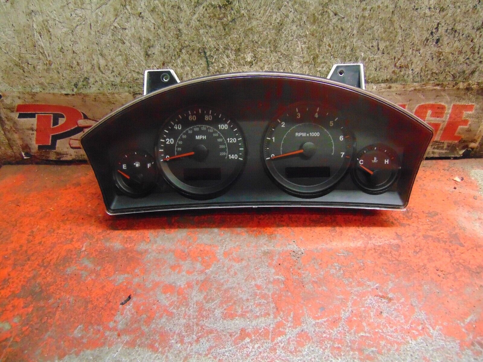 05 Jeep Grand Cherokee speedometer instrument gauge cluster 56010589aj