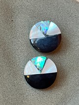 Vintage Black w White Mother of Pearl &amp; Abalone Thin Round Disk Clip Earrings – - £9.02 GBP