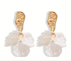 Elegant White Petal Flower Earrings with Hammered Gold ! - £10.38 GBP