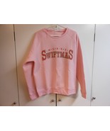 Mirabeau &quot;Merry Swiftmas Pink Holiday Sweatshirt Size M&quot; 60/40 Cotton Po... - $701.88 MXN