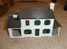 Vintage HO Scale Plasticville Two story House Building with Porch - £13.49 GBP