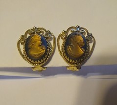 Signed Whiting &amp; Davis Cameo silhouette clip earrings Reflective Vintage Amber - £15.30 GBP