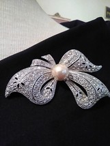 Vintage Silvery Pin Brooch Fluid Deco Style Pierced Pave Bow W/ Faux Mabe Pearl - £25.57 GBP