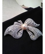VINTAGE SILVERY PIN BROOCH FLUID DECO STYLE PIERCED PAVE BOW W/ FAUX MAB... - £24.99 GBP