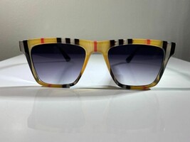 Women&#39;s sunglasses with popular pattern frame and smoke black lenses - $180.84 MXN