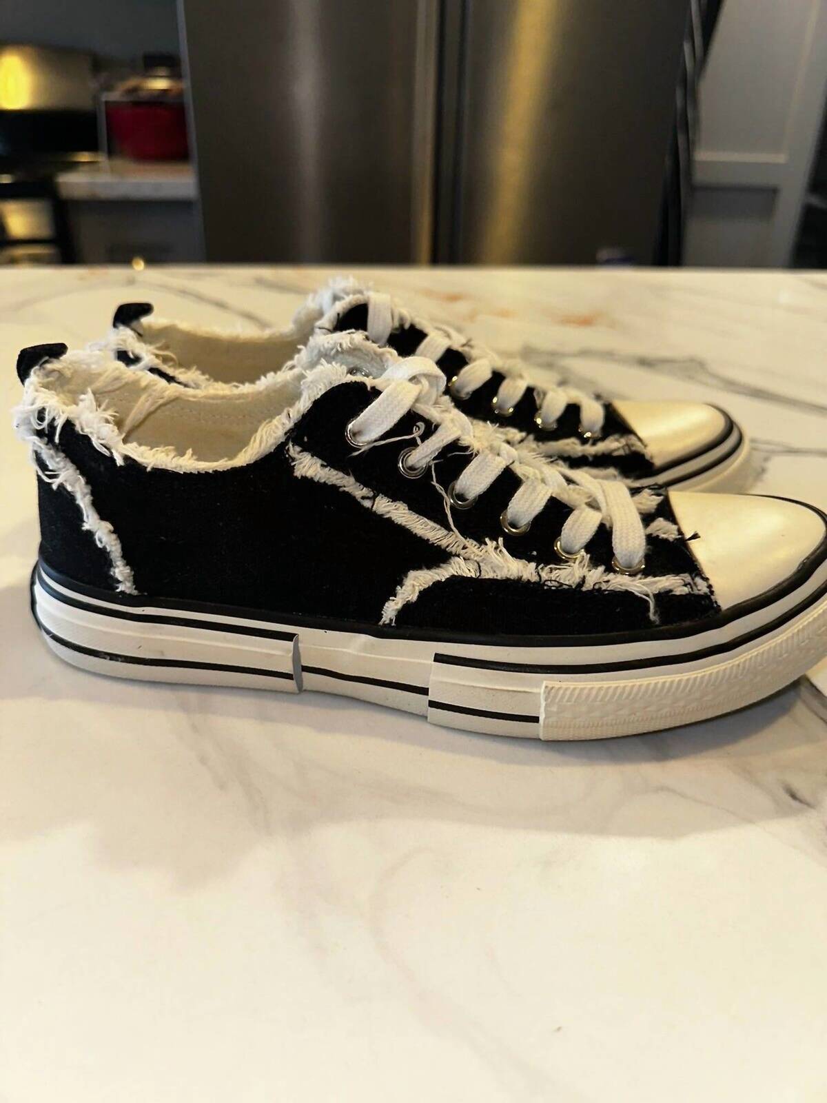 Very G women's dako fashion sneakers in Black - size 10