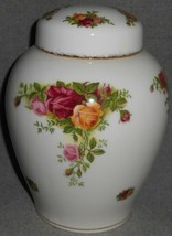 Royal Albert Old Country Roses Pattern - 6&quot; Ginger Jar w/LID Bone China England - £54.48 GBP