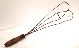 VTG Looped Wire Carpet &amp; Rug Beater Primitive Wood Handle 31 in. Long Rustic - £14.62 GBP