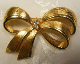 Vintage Avon Textured Gold Tone Brooch Pin Bow Shape Rhinestone Center 16-A - $553.18 MXN