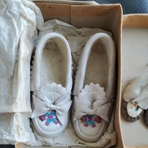 Vintage Inuit White Leather Infant Baby Moccasins with Beads Ties Doll S... - $180.49