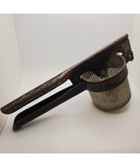 Vintage Universal Potato Masher Ricer MADE IN USA Kitchen Tool Collectible - $240.81 MXN