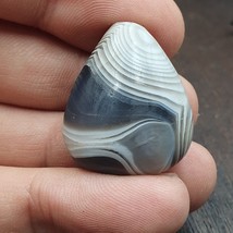 Antico amuleto di agata grigio tibetano motivo naturale 27,5 x 23,2 mm - $1,312.77 MXN