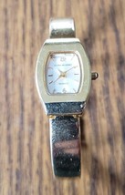 Ladies Gloria Vanderbilt Gold Tone White Dial Bracelet Analog Watch Untested - $11.87